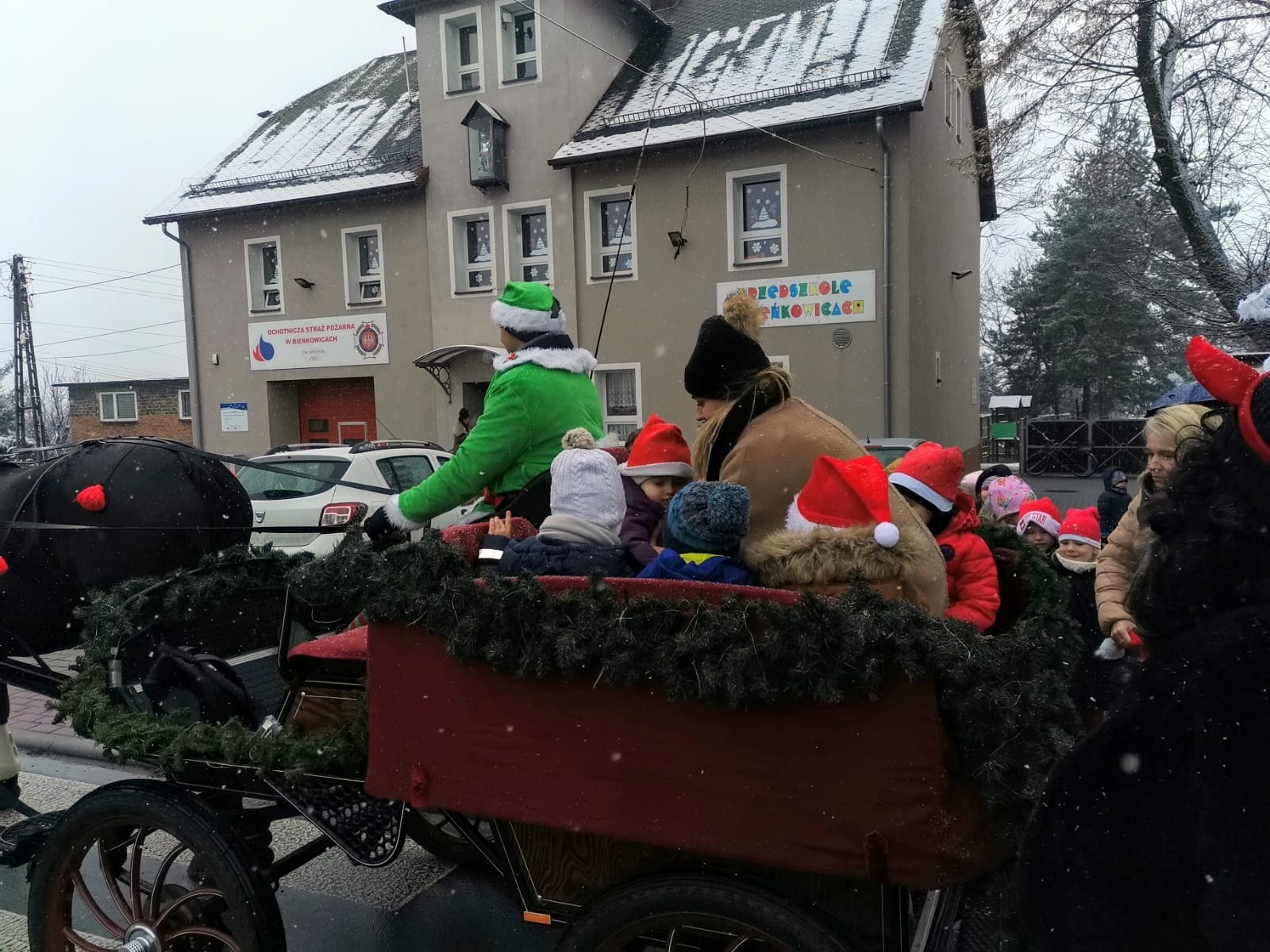 Zdjęcie w galerii na portalu naszraciborz.pl: Ho, ho, ho. A któż to zawitał do Bieńkowic wiadomości z regionu