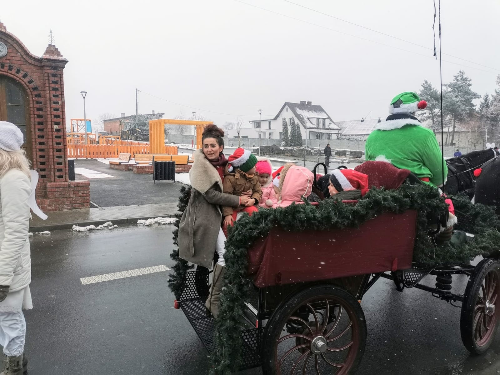 Zdjęcie w galerii na portalu naszraciborz.pl: Ho, ho, ho. A któż to zawitał do Bieńkowic wiadomości z regionu