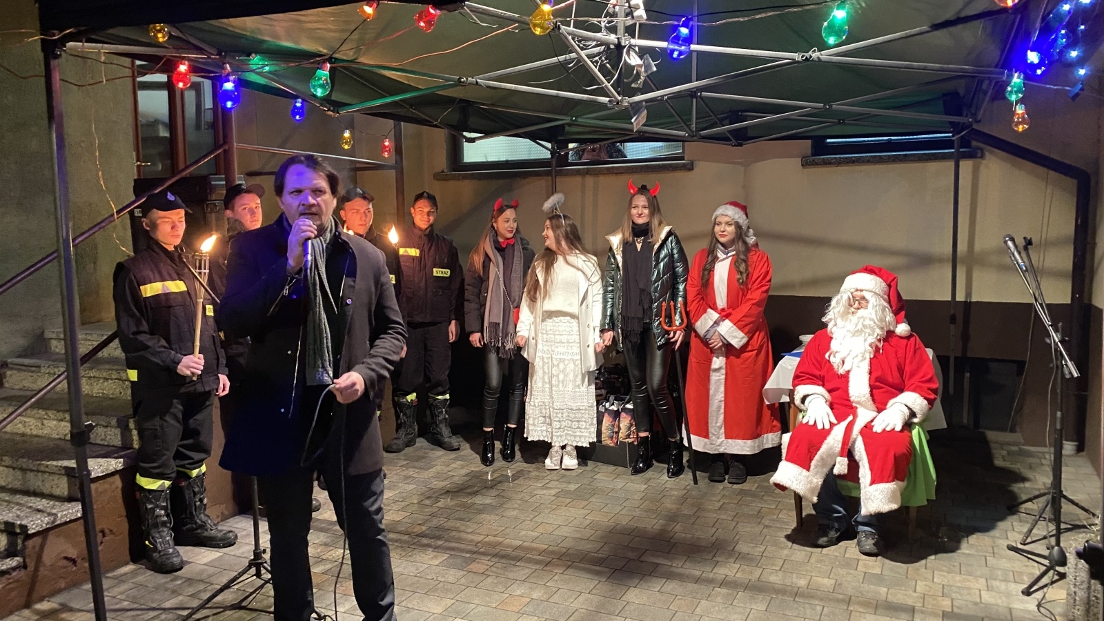 Zdjęcie w galerii na portalu naszraciborz.pl: W Borucinie rozbłysła choinka. Wkrótce zajaśnieje w Krzanowicach wiadomości z regionu