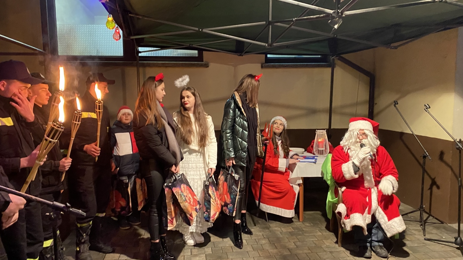 Zdjęcie w galerii na portalu naszraciborz.pl: W Borucinie rozbłysła choinka. Wkrótce zajaśnieje w Krzanowicach wiadomości z regionu