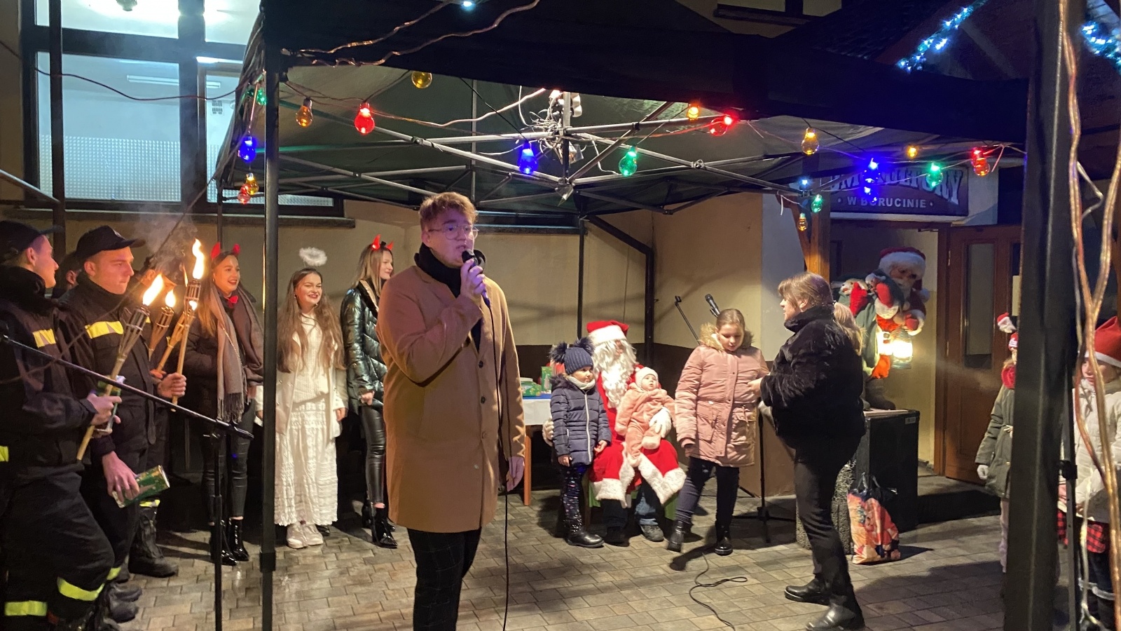 Zdjęcie w galerii na portalu naszraciborz.pl: W Borucinie rozbłysła choinka. Wkrótce zajaśnieje w Krzanowicach wiadomości z regionu