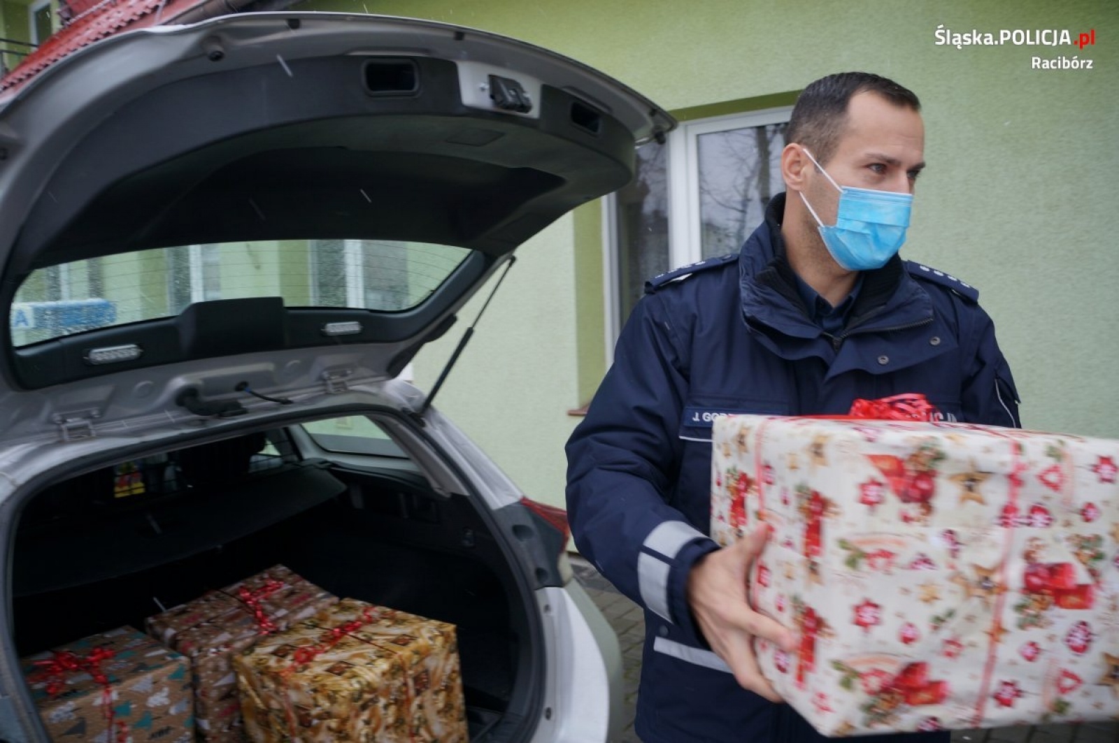 Zdjęcie w galerii na portalu naszraciborz.pl: Niebiescy Mikołajowie z Raciborza odwiedzili wychowanków Zielonego Zakątka wiadomości z regionu