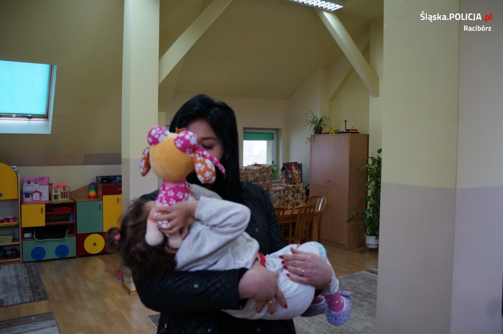 Zdjęcie w galerii na portalu naszraciborz.pl: Niebiescy Mikołajowie z Raciborza odwiedzili wychowanków Zielonego Zakątka wiadomości z regionu