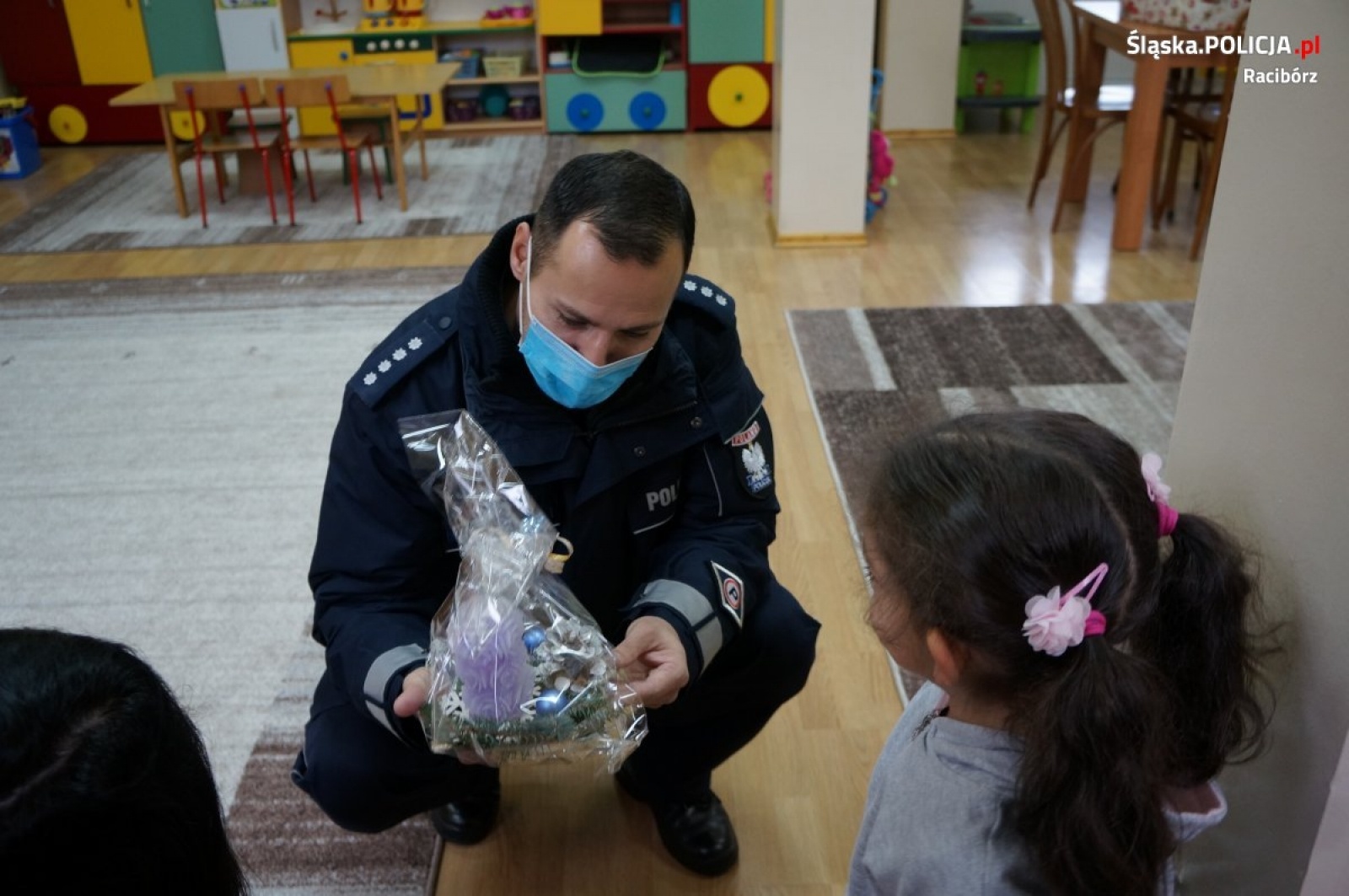 Zdjęcie w galerii na portalu naszraciborz.pl: Niebiescy Mikołajowie z Raciborza odwiedzili wychowanków Zielonego Zakątka wiadomości z regionu