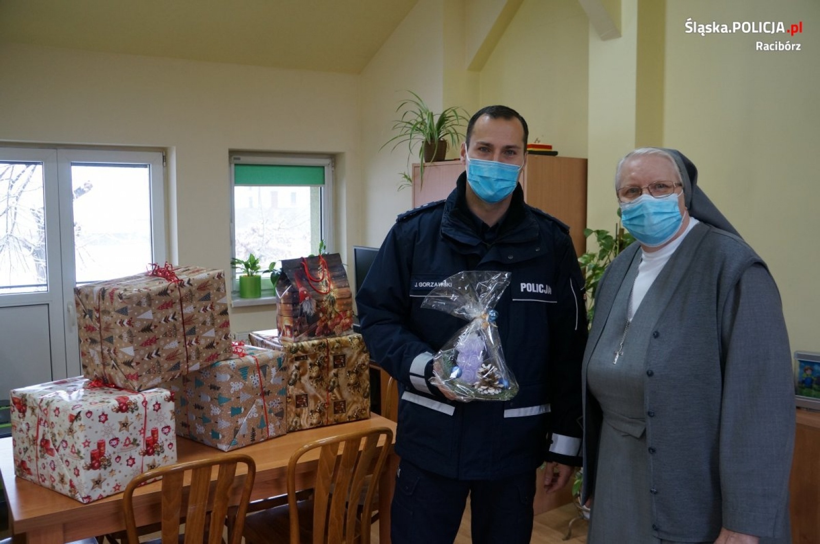 Zdjęcie w galerii na portalu naszraciborz.pl: Niebiescy Mikołajowie z Raciborza odwiedzili wychowanków Zielonego Zakątka wiadomości z regionu