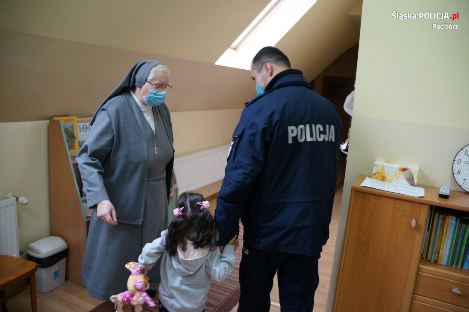 Zdjęcie w galerii na portalu naszraciborz.pl: Niebiescy Mikołajowie z Raciborza odwiedzili wychowanków Zielonego Zakątka wiadomości z regionu