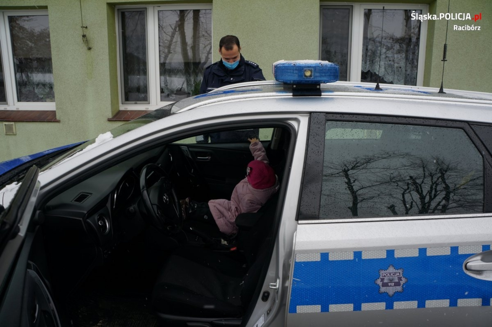 Zdjęcie w galerii na portalu naszraciborz.pl: Niebiescy Mikołajowie z Raciborza odwiedzili wychowanków Zielonego Zakątka wiadomości z regionu