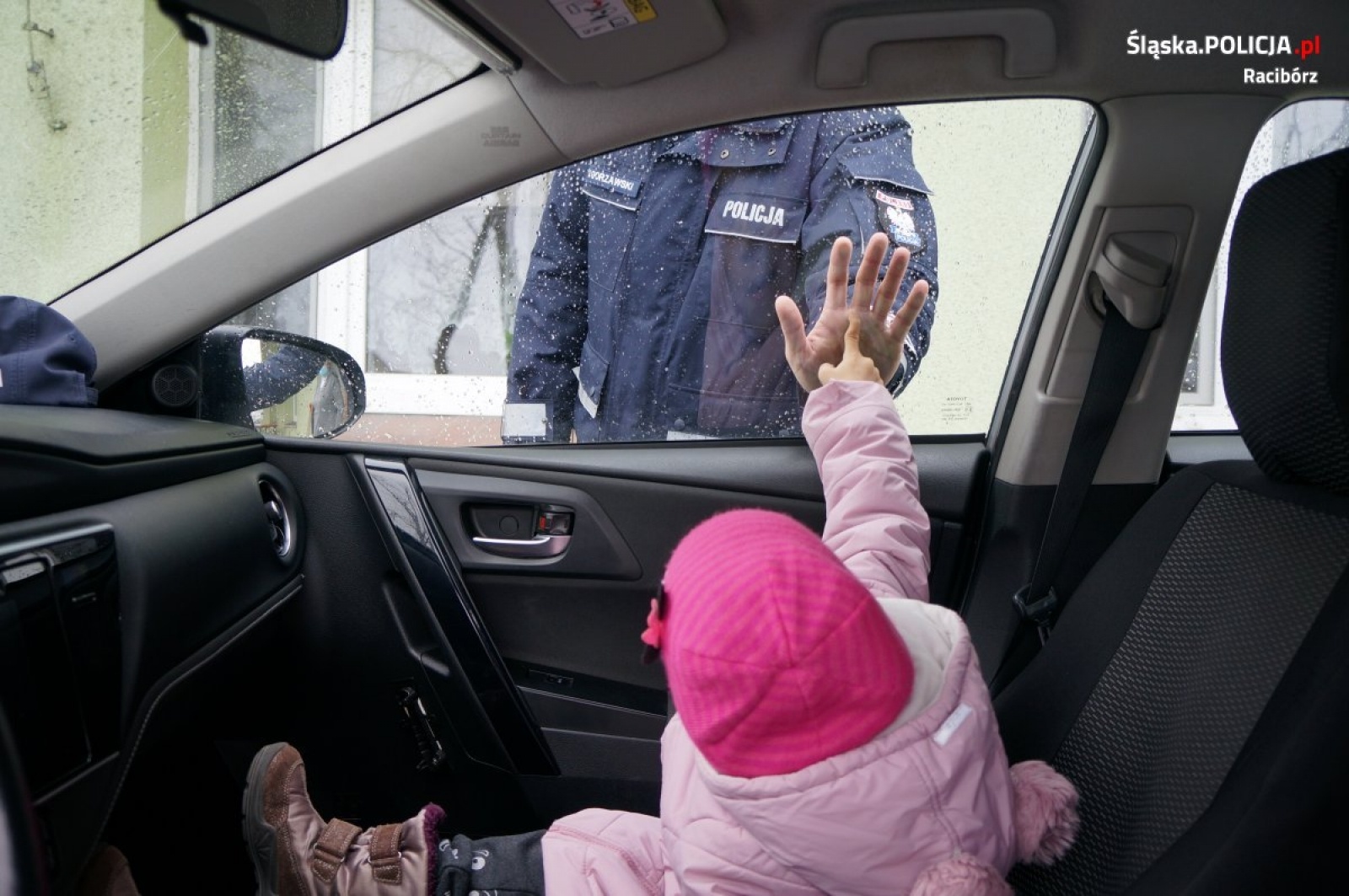 Zdjęcie w galerii na portalu naszraciborz.pl: Niebiescy Mikołajowie z Raciborza odwiedzili wychowanków Zielonego Zakątka wiadomości z regionu