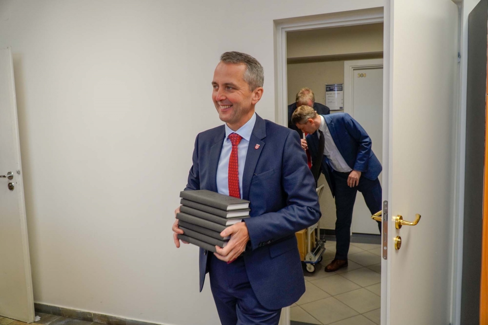 Zdjęcie w galerii na portalu naszraciborz.pl: Ho, ho, ho! Święty Mikołaj nie zapomniał o urzędnikach w ratuszu wiadomości z regionu