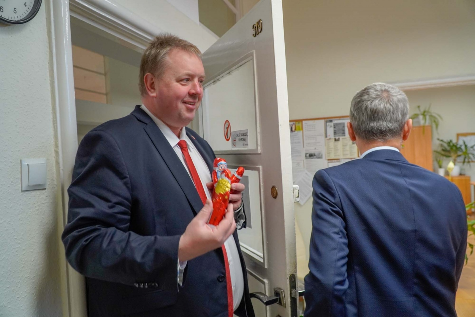 Zdjęcie w galerii na portalu naszraciborz.pl: Ho, ho, ho! Święty Mikołaj nie zapomniał o urzędnikach w ratuszu wiadomości z regionu