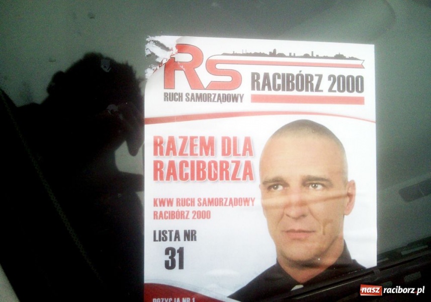 Zdjęcie w galerii na portalu naszraciborz.pl: Wyborcy na Ostrogu drapali szyby wiadomości z regionu