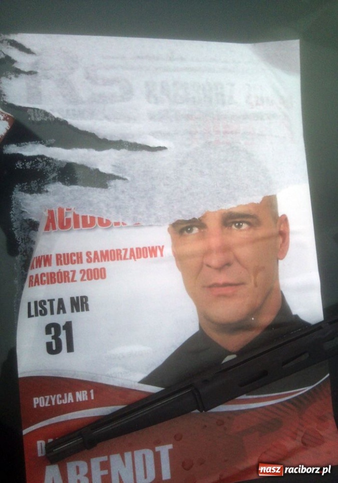 Zdjęcie w galerii na portalu naszraciborz.pl: Wyborcy na Ostrogu drapali szyby wiadomości z regionu