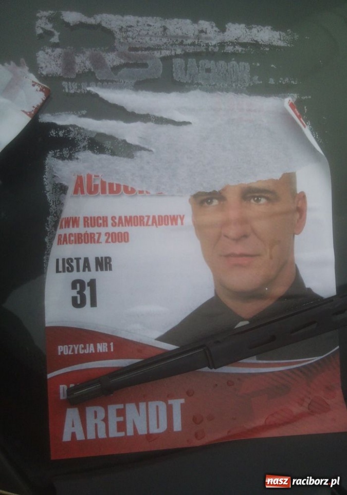 Zdjęcie w galerii na portalu naszraciborz.pl: Wyborcy na Ostrogu drapali szyby wiadomości z regionu