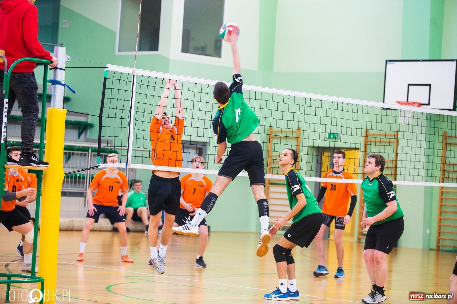 Zdjęcie w galerii na portalu naszraciborz.pl: Turniej Mikołajkowy w Piłce Siatkowej w Arenie Rafako [WYNIKI] wiadomości z regionu