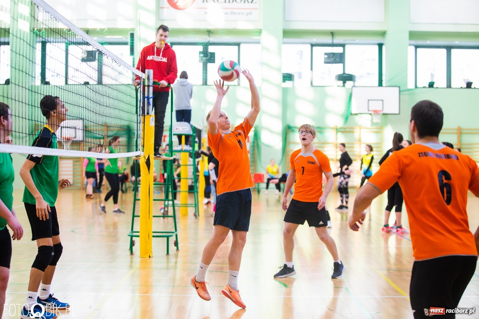 Zdjęcie w galerii na portalu naszraciborz.pl: Turniej Mikołajkowy w Piłce Siatkowej w Arenie Rafako [WYNIKI] wiadomości z regionu