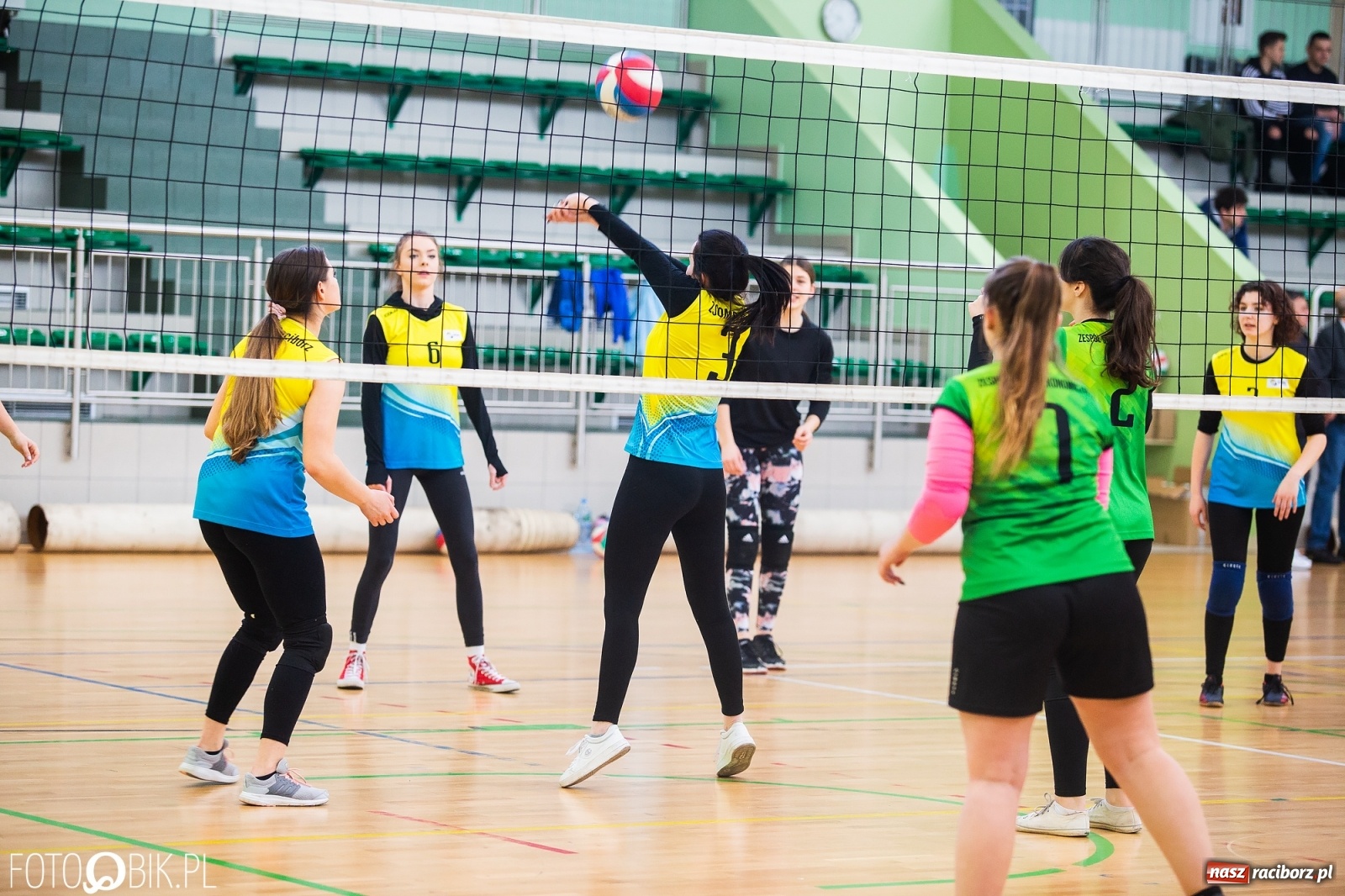 Zdjęcie w galerii na portalu naszraciborz.pl: Turniej Mikołajkowy w Piłce Siatkowej w Arenie Rafako [WYNIKI] wiadomości z regionu