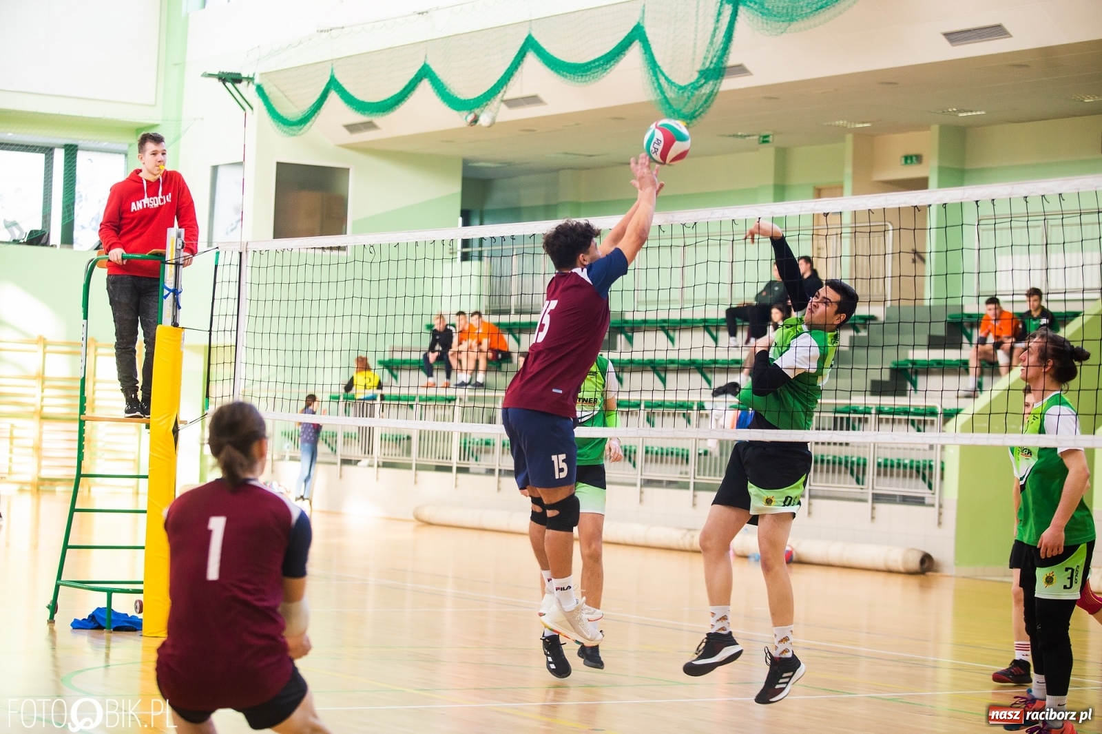 Zdjęcie w galerii na portalu naszraciborz.pl: Turniej Mikołajkowy w Piłce Siatkowej w Arenie Rafako [WYNIKI] wiadomości z regionu