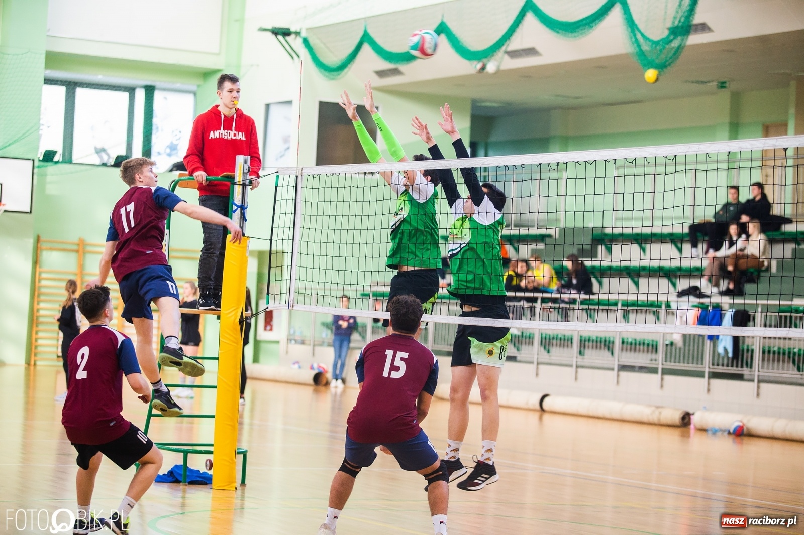 Zdjęcie w galerii na portalu naszraciborz.pl: Turniej Mikołajkowy w Piłce Siatkowej w Arenie Rafako [WYNIKI] wiadomości z regionu