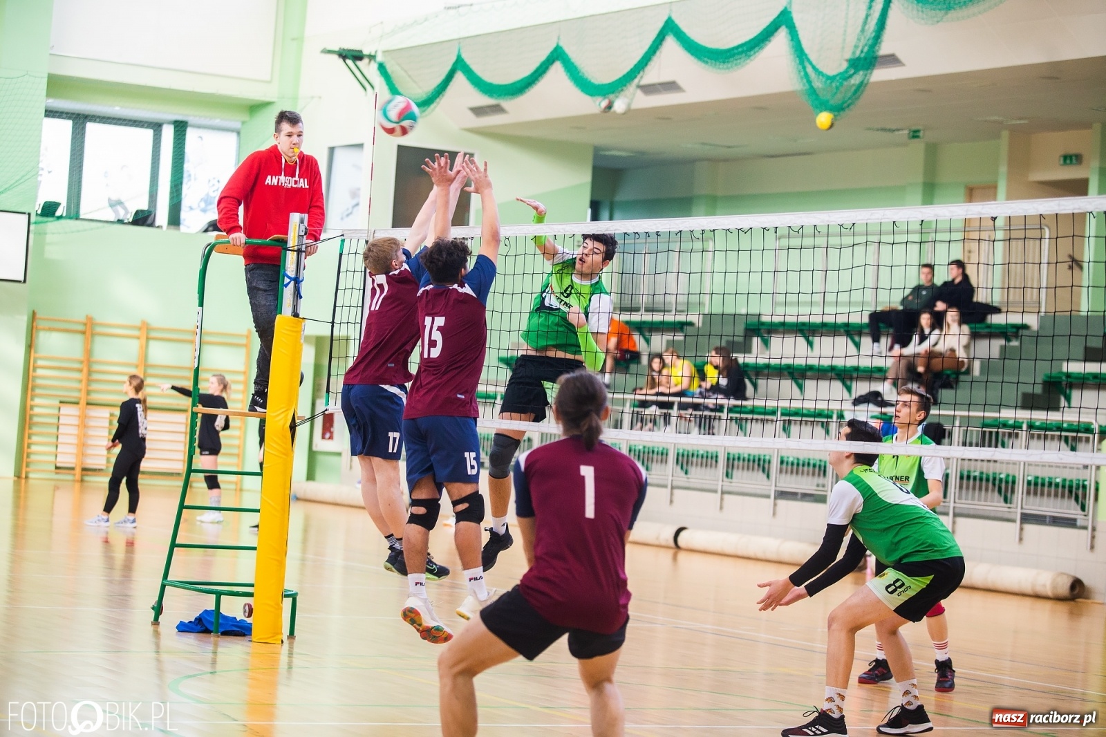 Zdjęcie w galerii na portalu naszraciborz.pl: Turniej Mikołajkowy w Piłce Siatkowej w Arenie Rafako [WYNIKI] wiadomości z regionu