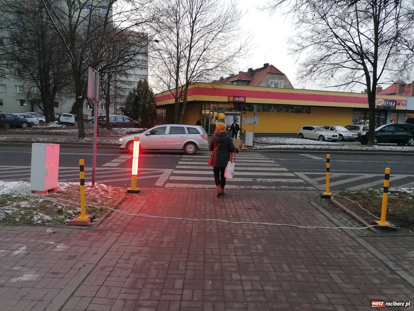 Zdjęcie w galerii na portalu naszraciborz.pl: Safepass testowany w Raciborzu. Ludzie bali się wejść na przejście wiadomości z regionu