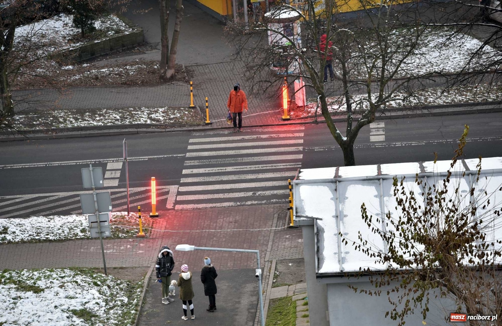 Zdjęcie w galerii na portalu naszraciborz.pl: Safepass testowany w Raciborzu. Ludzie bali się wejść na przejście wiadomości z regionu