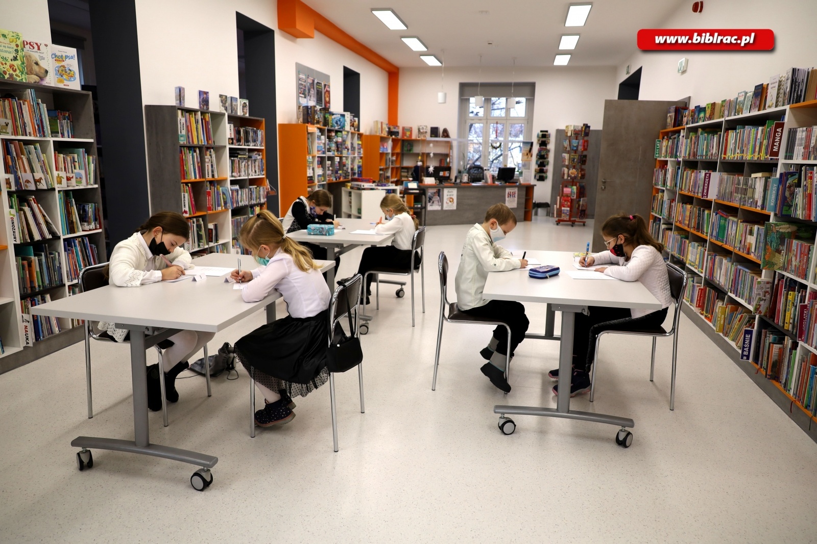 Zdjęcie w galerii na portalu naszraciborz.pl: Mistrzowie Kaligrafii rywalizowali w raciborskiej bibliotece wiadomości z regionu