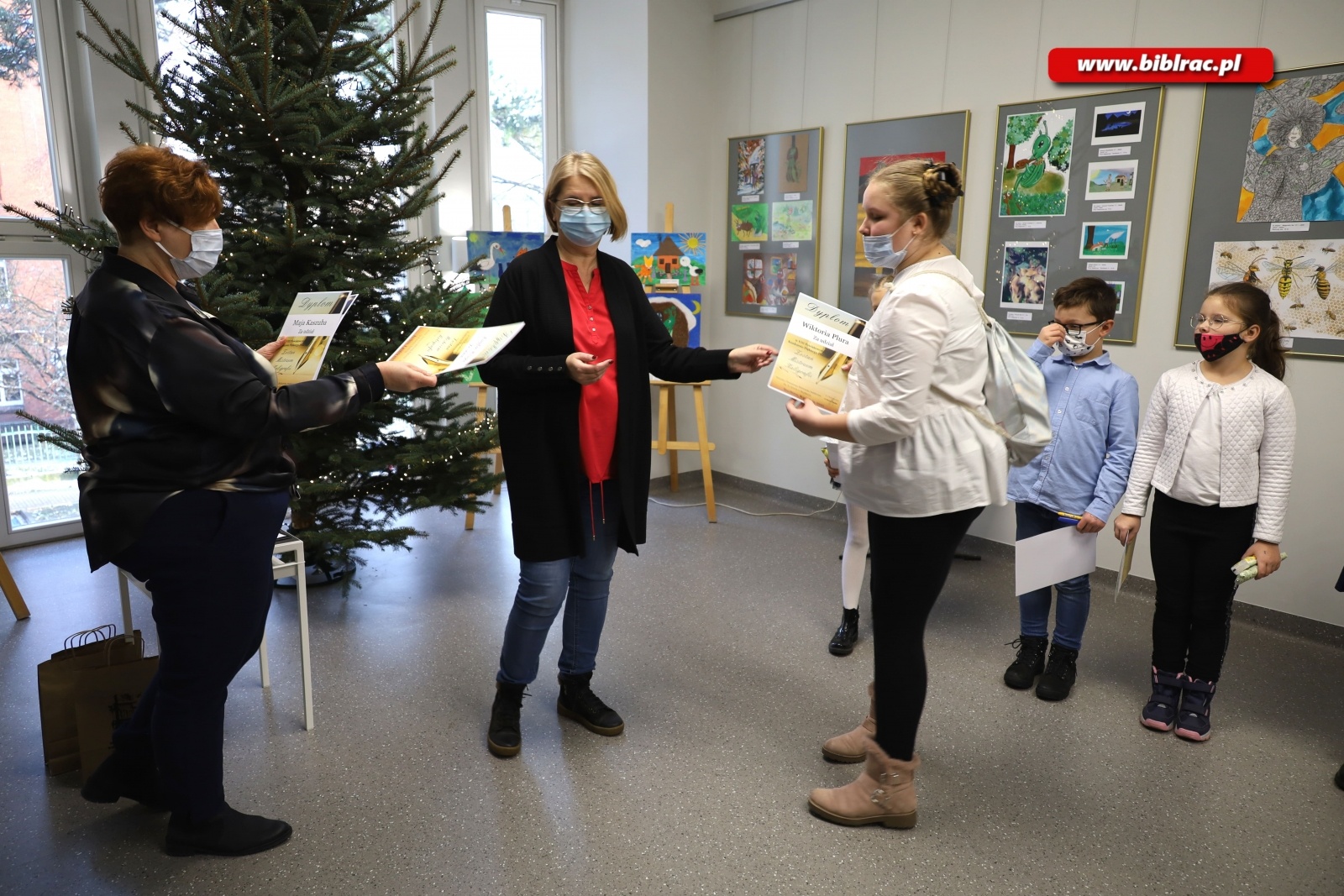 Zdjęcie w galerii na portalu naszraciborz.pl: Mistrzowie Kaligrafii rywalizowali w raciborskiej bibliotece wiadomości z regionu