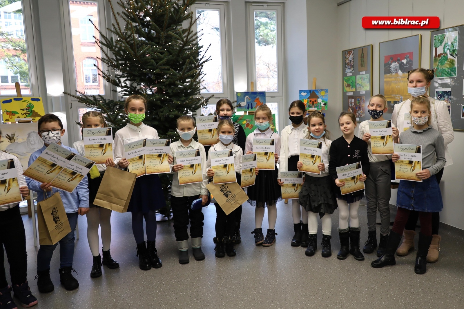 Zdjęcie w galerii na portalu naszraciborz.pl: Mistrzowie Kaligrafii rywalizowali w raciborskiej bibliotece wiadomości z regionu