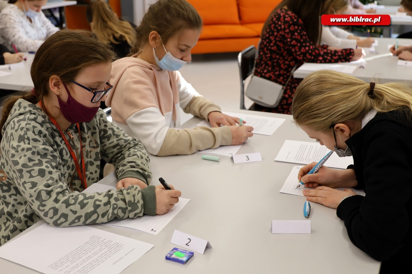 Zdjęcie w galerii na portalu naszraciborz.pl: Mistrzowie Kaligrafii rywalizowali w raciborskiej bibliotece wiadomości z regionu