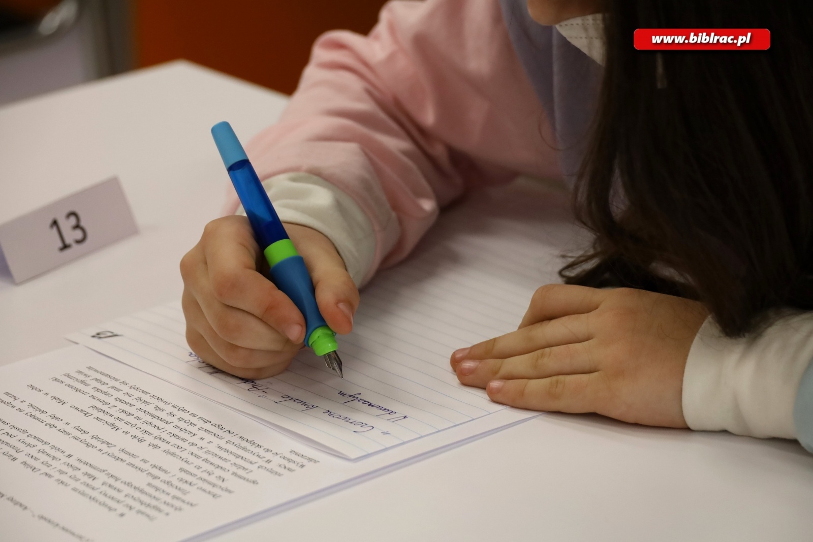 Zdjęcie w galerii na portalu naszraciborz.pl: Mistrzowie Kaligrafii rywalizowali w raciborskiej bibliotece wiadomości z regionu