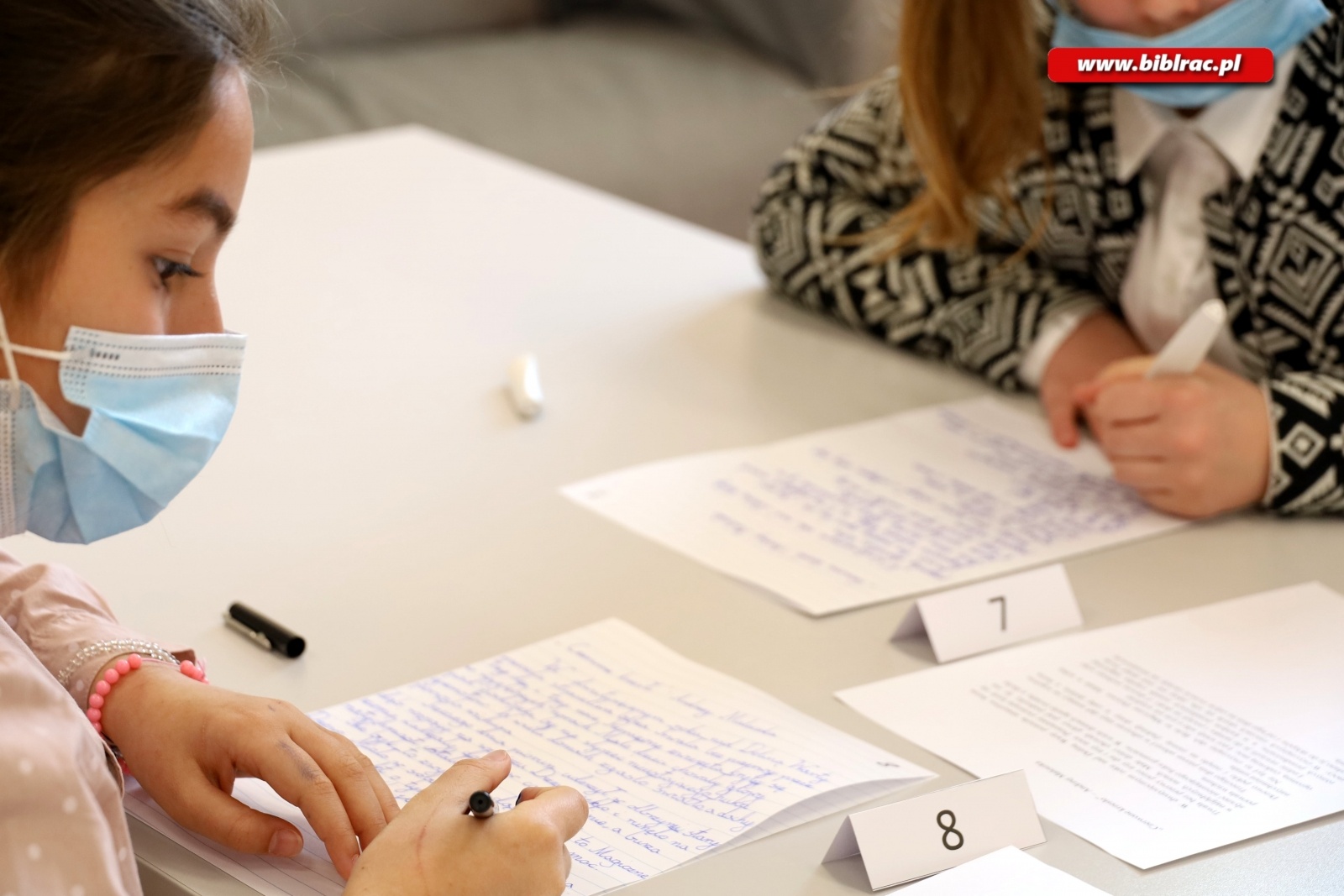 Zdjęcie w galerii na portalu naszraciborz.pl: Mistrzowie Kaligrafii rywalizowali w raciborskiej bibliotece wiadomości z regionu