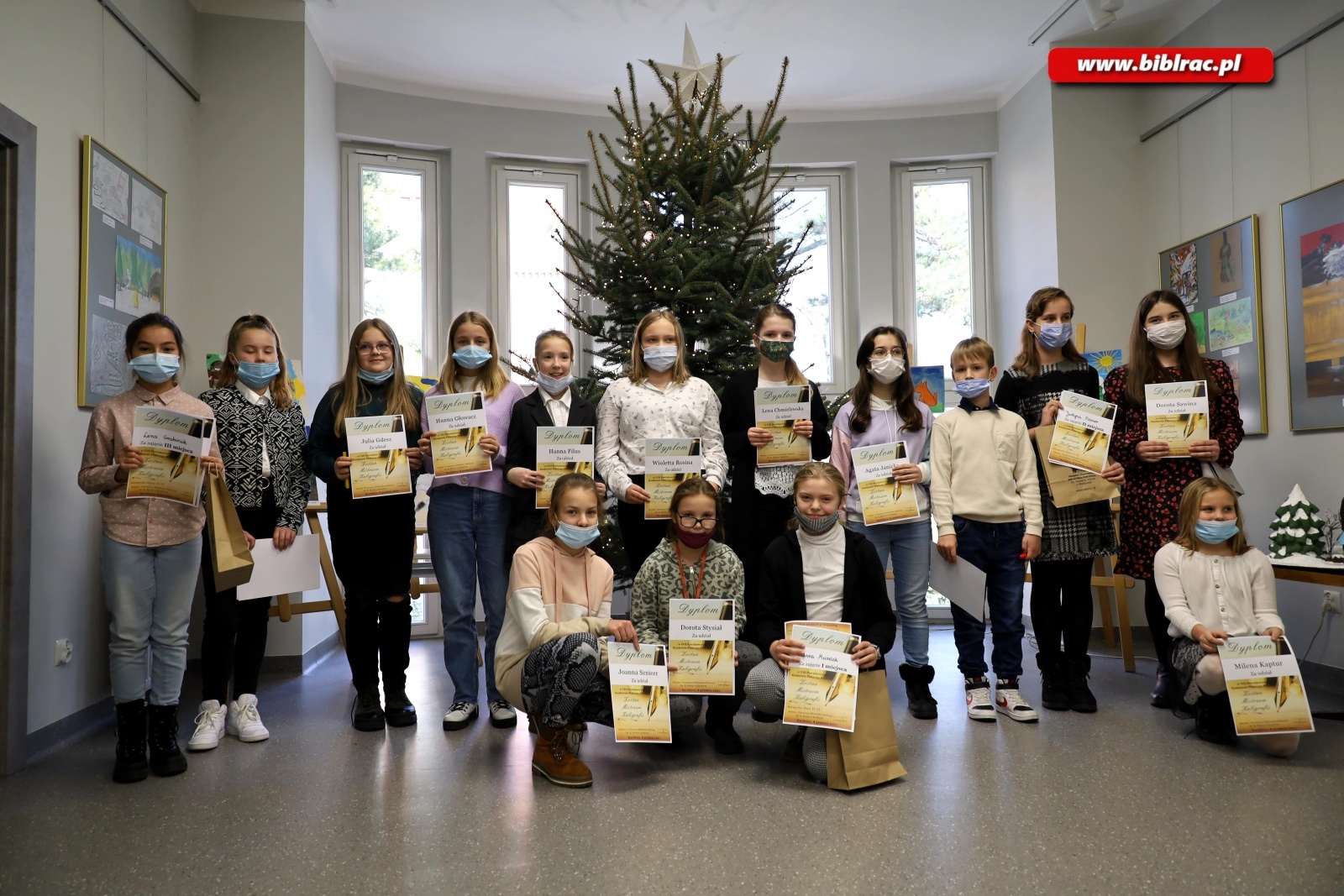 Zdjęcie w galerii na portalu naszraciborz.pl: Mistrzowie Kaligrafii rywalizowali w raciborskiej bibliotece wiadomości z regionu