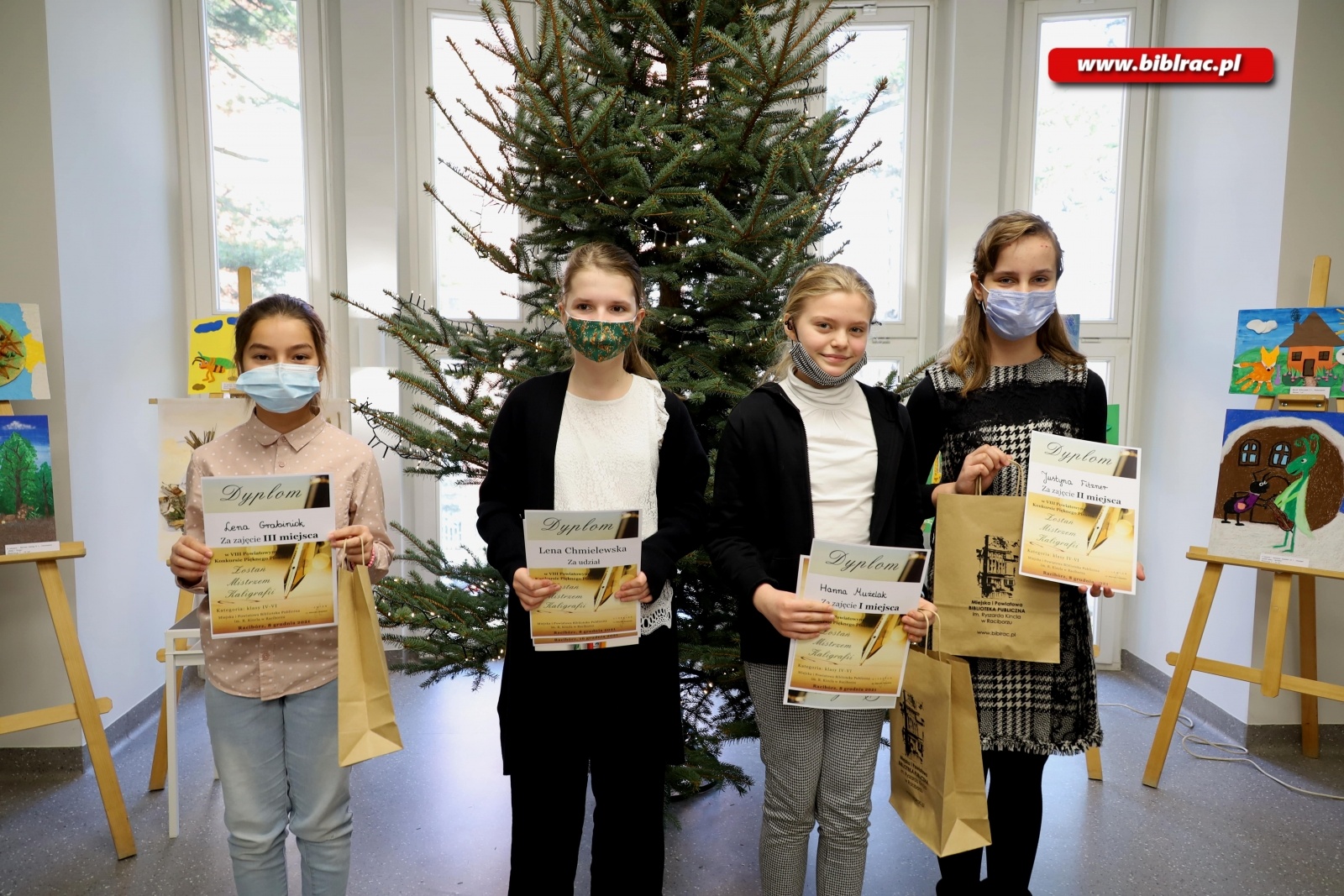 Zdjęcie w galerii na portalu naszraciborz.pl: Mistrzowie Kaligrafii rywalizowali w raciborskiej bibliotece wiadomości z regionu
