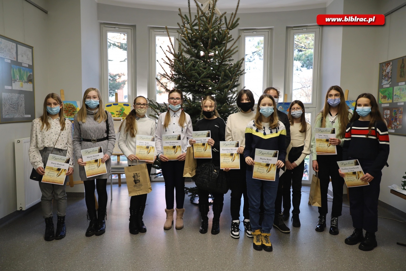 Zdjęcie w galerii na portalu naszraciborz.pl: Mistrzowie Kaligrafii rywalizowali w raciborskiej bibliotece wiadomości z regionu