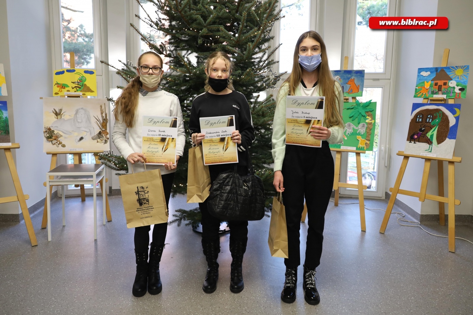 Zdjęcie w galerii na portalu naszraciborz.pl: Mistrzowie Kaligrafii rywalizowali w raciborskiej bibliotece wiadomości z regionu