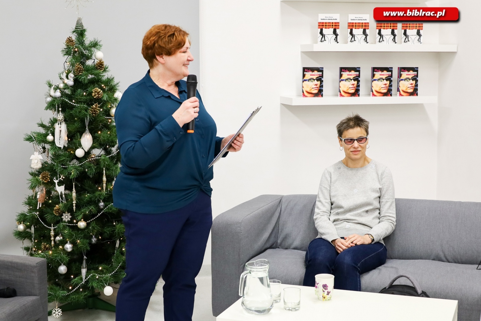 Zdjęcie w galerii na portalu naszraciborz.pl: Białą laską w stereotypy – Hanna Pasterny była gościem raciborskiej biblioteki wiadomości z regionu