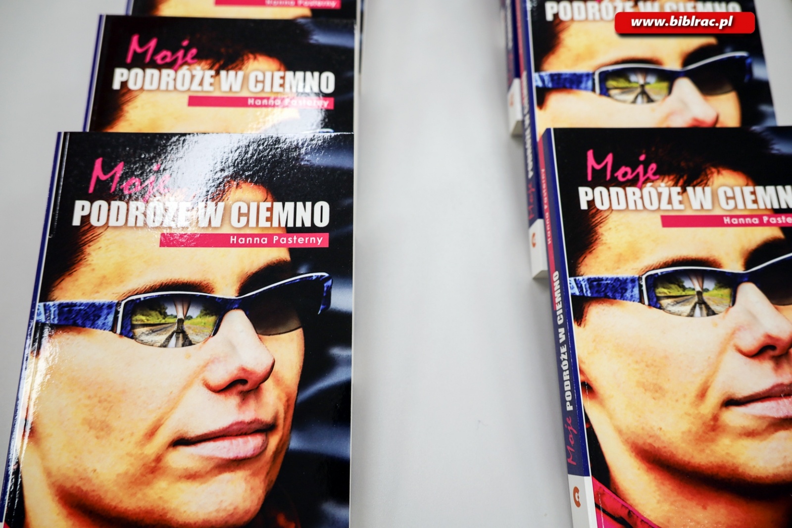 Zdjęcie w galerii na portalu naszraciborz.pl: Białą laską w stereotypy – Hanna Pasterny była gościem raciborskiej biblioteki wiadomości z regionu