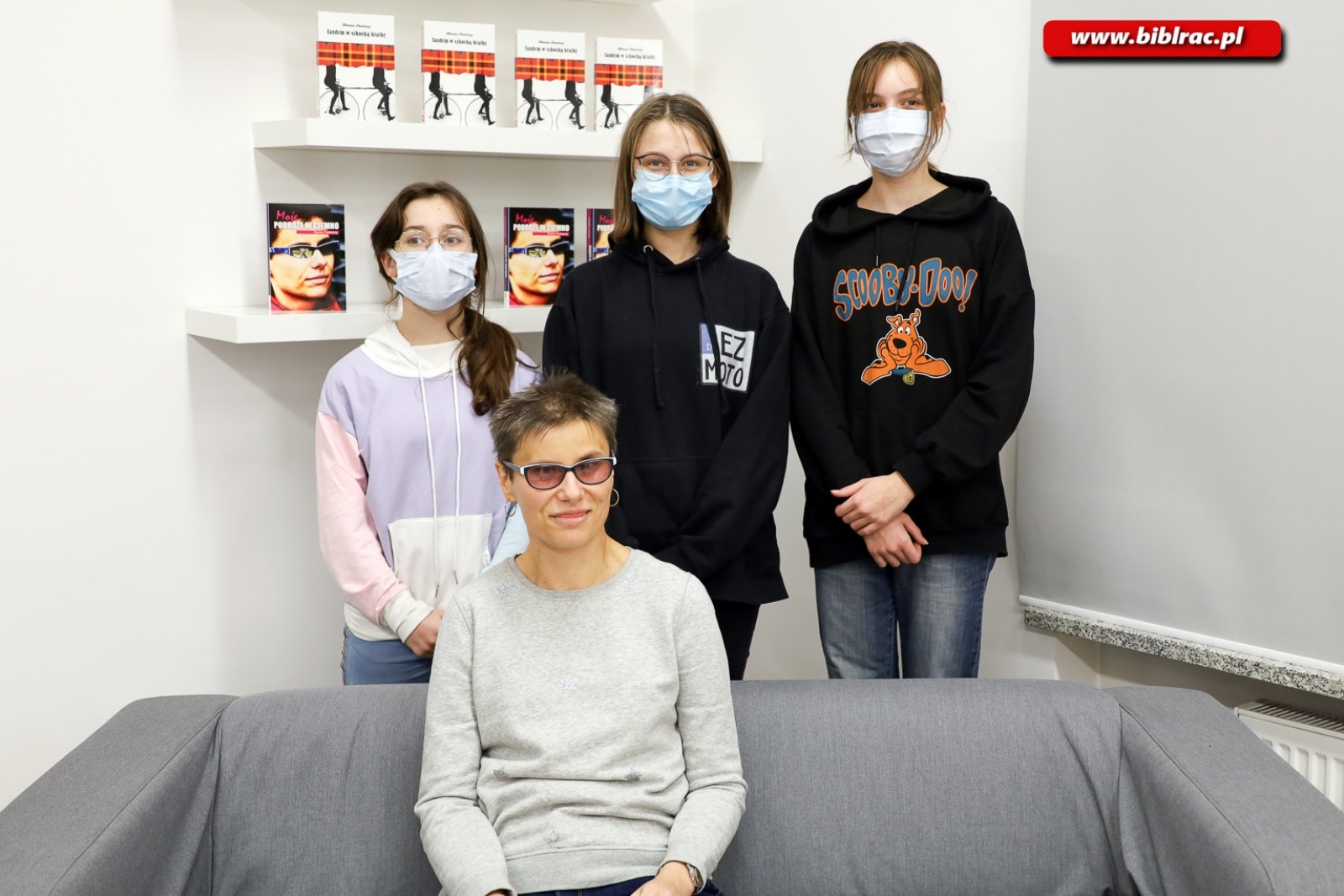 Zdjęcie w galerii na portalu naszraciborz.pl: Białą laską w stereotypy – Hanna Pasterny była gościem raciborskiej biblioteki wiadomości z regionu