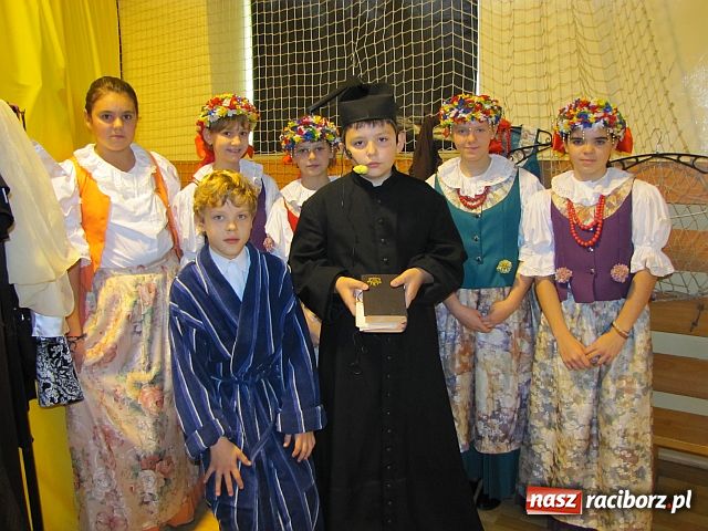 Zdjęcie w galerii na portalu naszraciborz.pl: Szkoła na Płoni obchodziła imieniny wiadomości z regionu