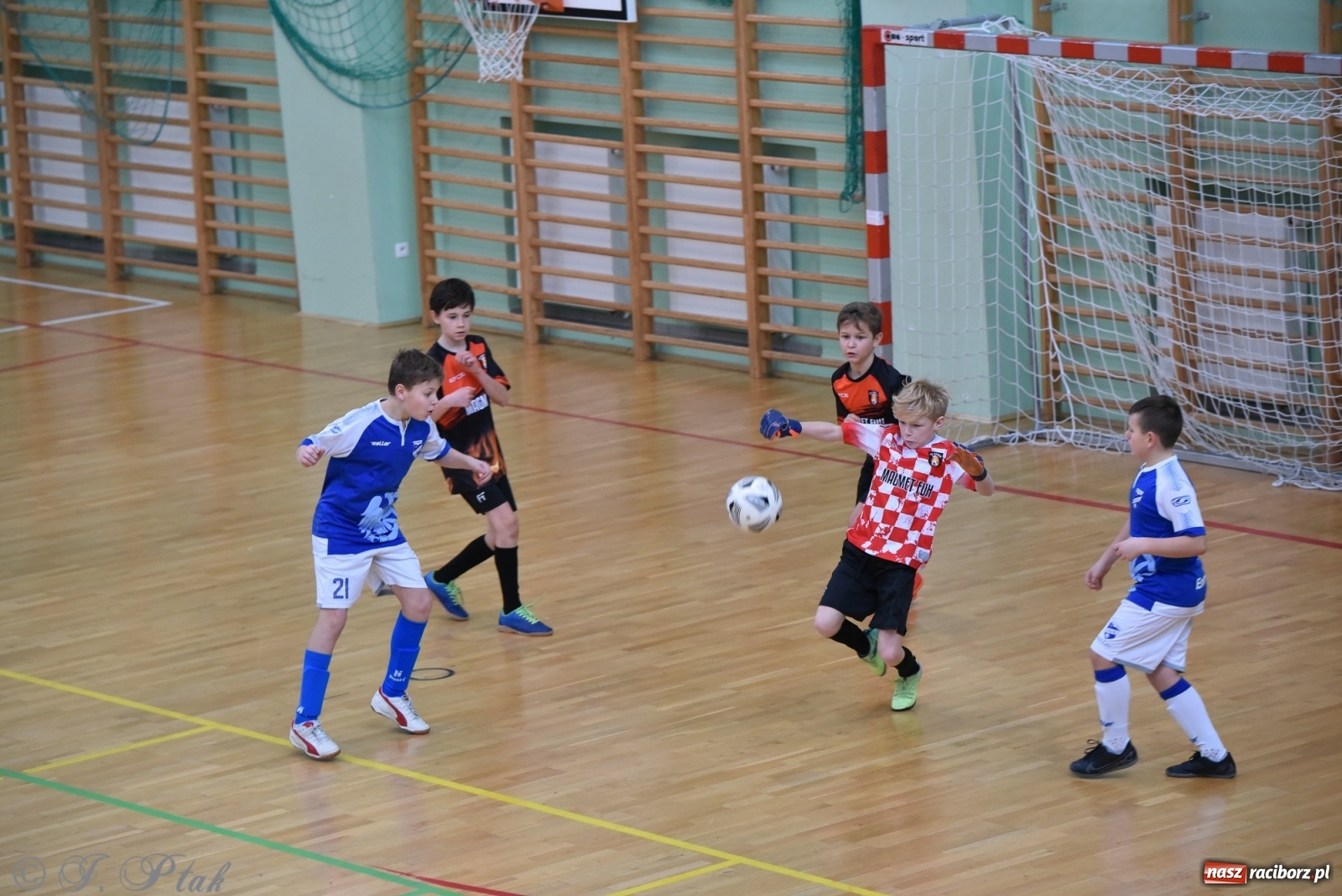 Zdjęcie w galerii na portalu naszraciborz.pl: Halowy turniej o puchar prezesa LKS 07 Markowice [FOTO] wiadomości z regionu