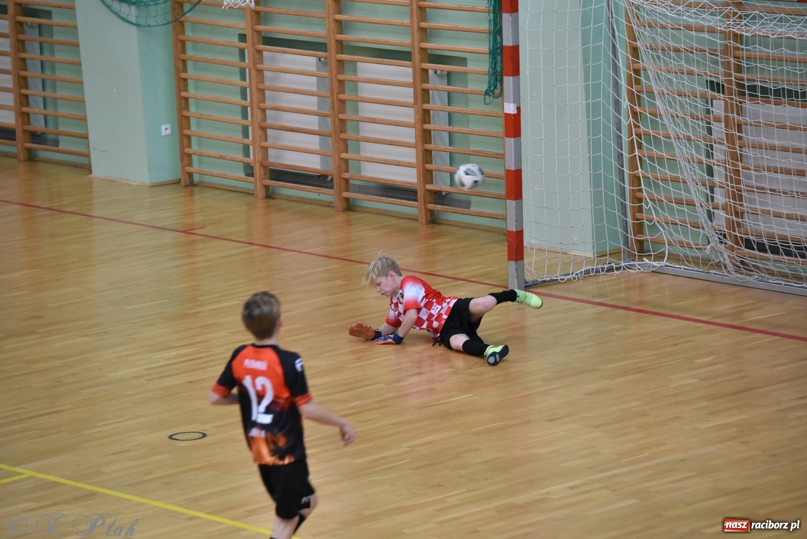 Zdjęcie w galerii na portalu naszraciborz.pl: Halowy turniej o puchar prezesa LKS 07 Markowice [FOTO] wiadomości z regionu