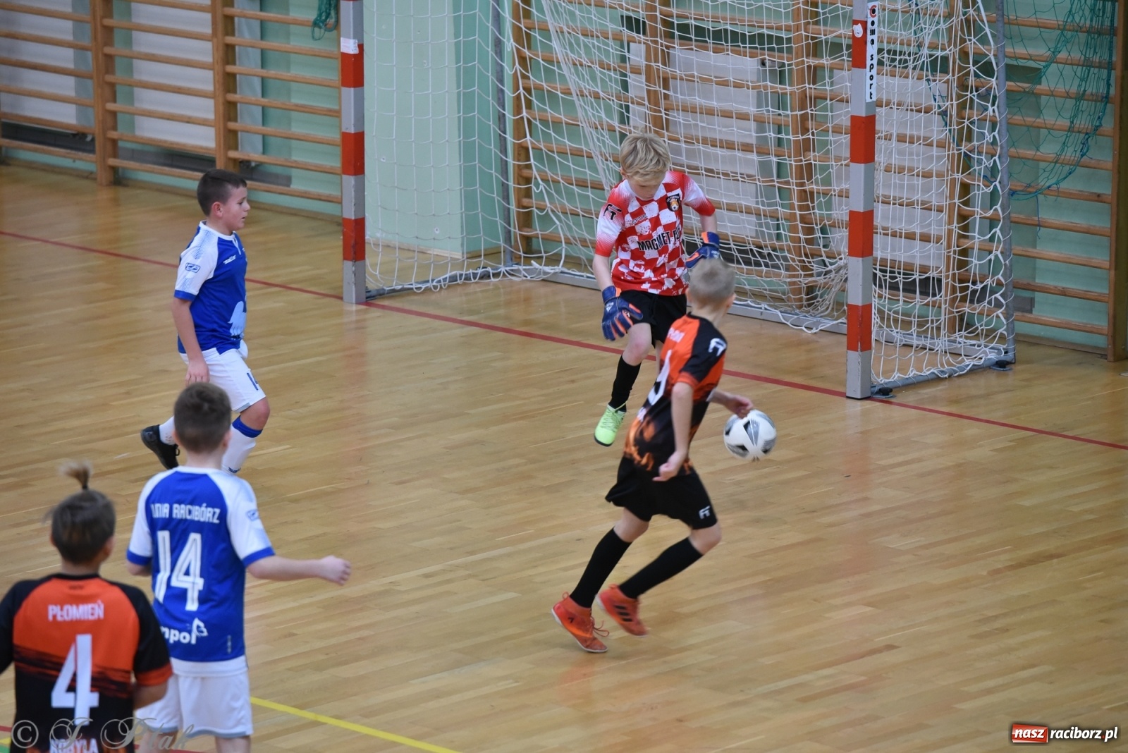 Zdjęcie w galerii na portalu naszraciborz.pl: Halowy turniej o puchar prezesa LKS 07 Markowice [FOTO] wiadomości z regionu