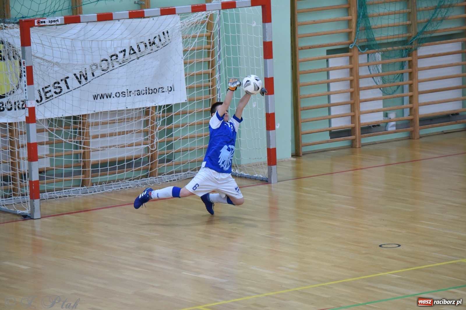 Zdjęcie w galerii na portalu naszraciborz.pl: Halowy turniej o puchar prezesa LKS 07 Markowice [FOTO] wiadomości z regionu
