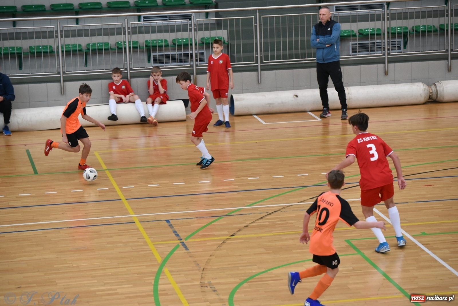 Zdjęcie w galerii na portalu naszraciborz.pl: Halowy turniej o puchar prezesa LKS 07 Markowice [FOTO] wiadomości z regionu
