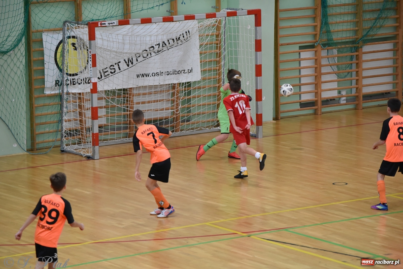 Zdjęcie w galerii na portalu naszraciborz.pl: Halowy turniej o puchar prezesa LKS 07 Markowice [FOTO] wiadomości z regionu