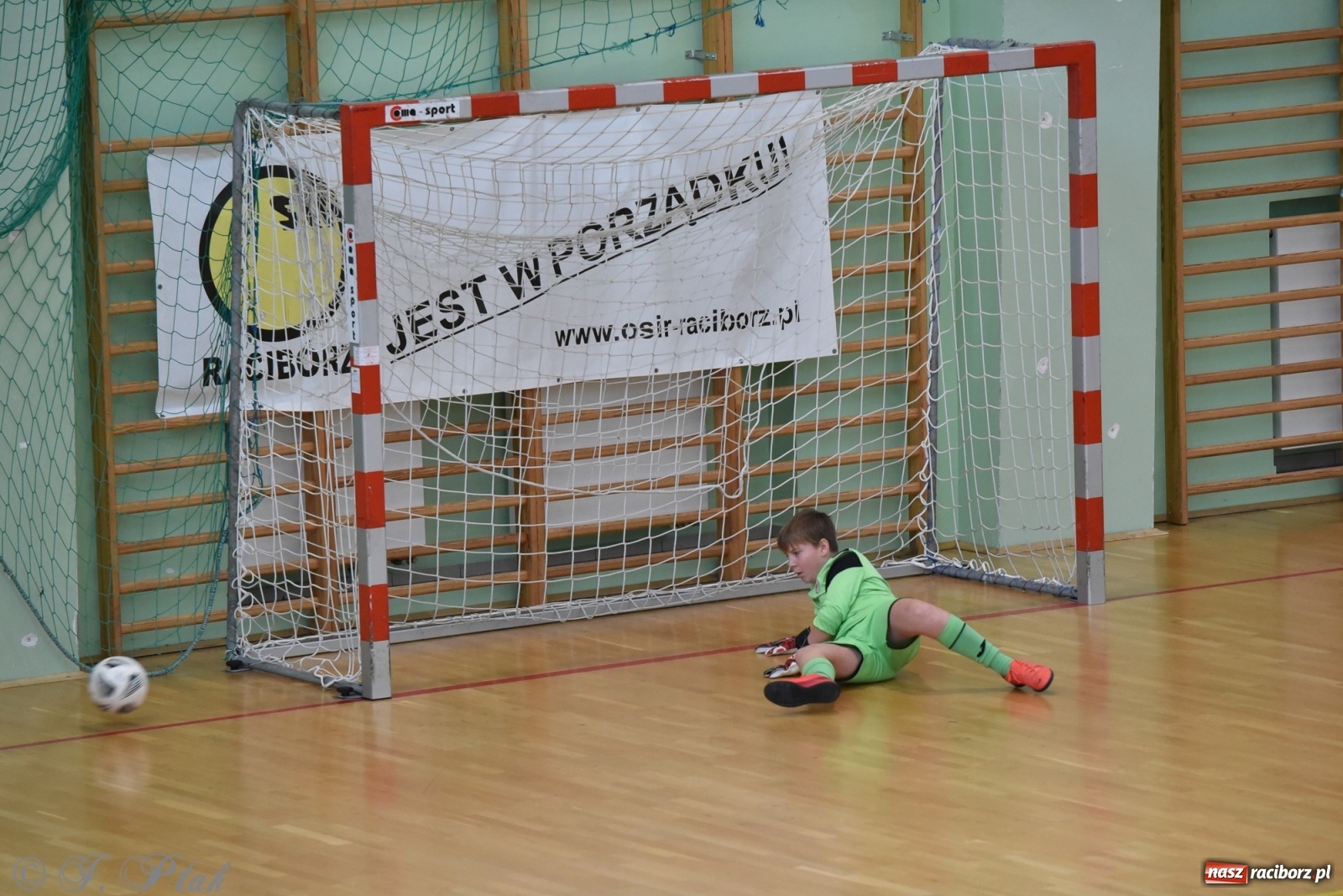 Zdjęcie w galerii na portalu naszraciborz.pl: Halowy turniej o puchar prezesa LKS 07 Markowice [FOTO] wiadomości z regionu