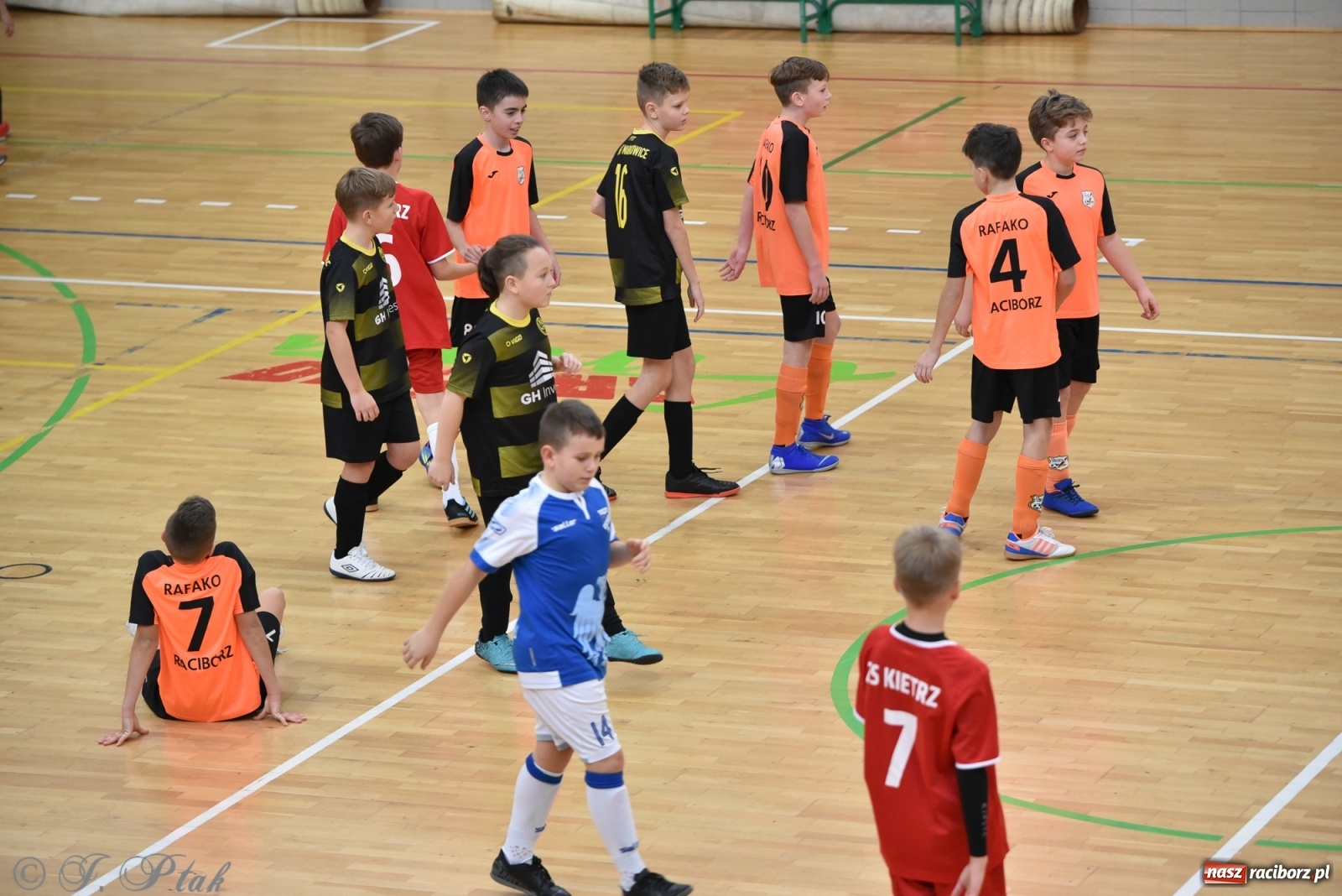 Zdjęcie w galerii na portalu naszraciborz.pl: Halowy turniej o puchar prezesa LKS 07 Markowice [FOTO] wiadomości z regionu