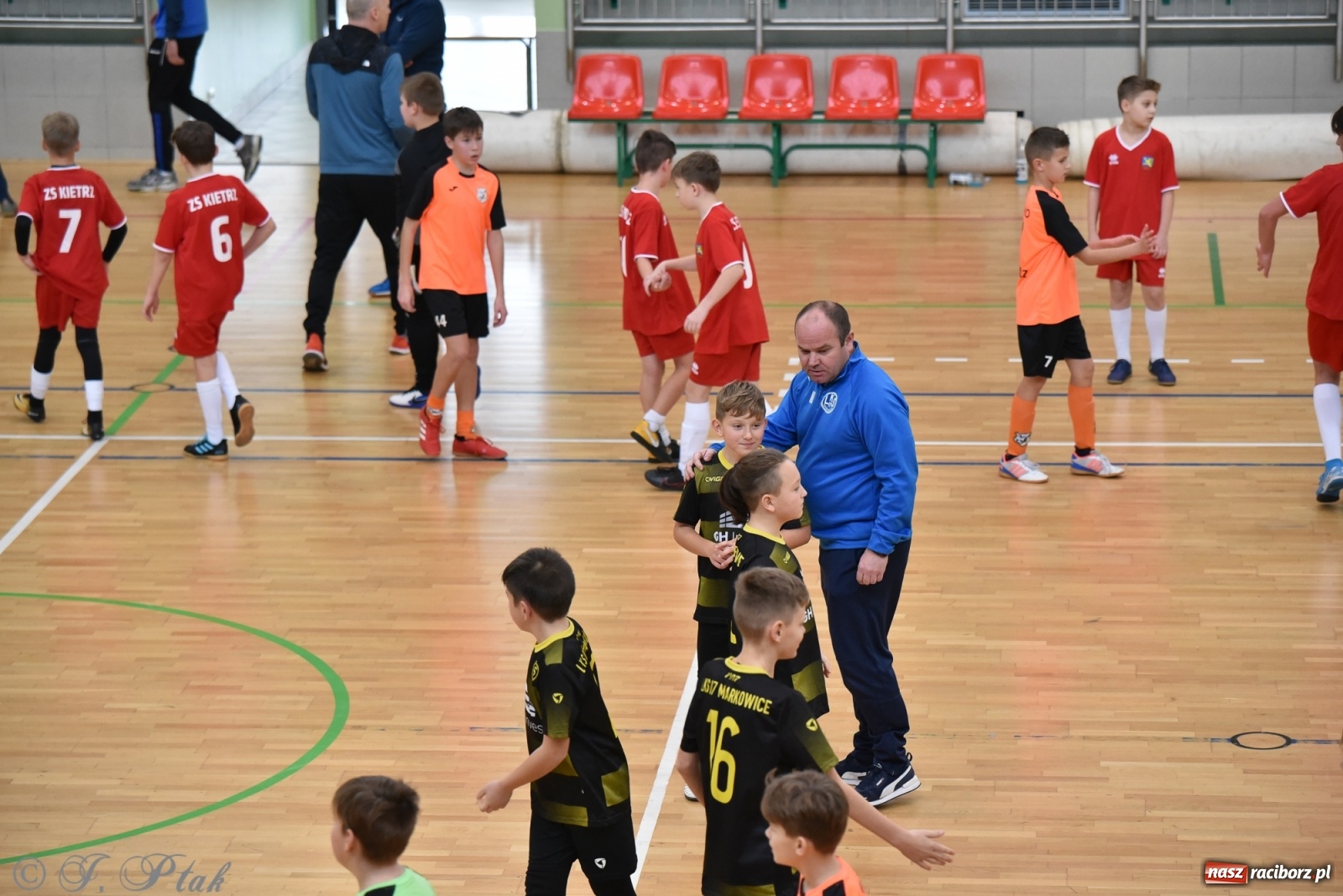 Zdjęcie w galerii na portalu naszraciborz.pl: Halowy turniej o puchar prezesa LKS 07 Markowice [FOTO] wiadomości z regionu