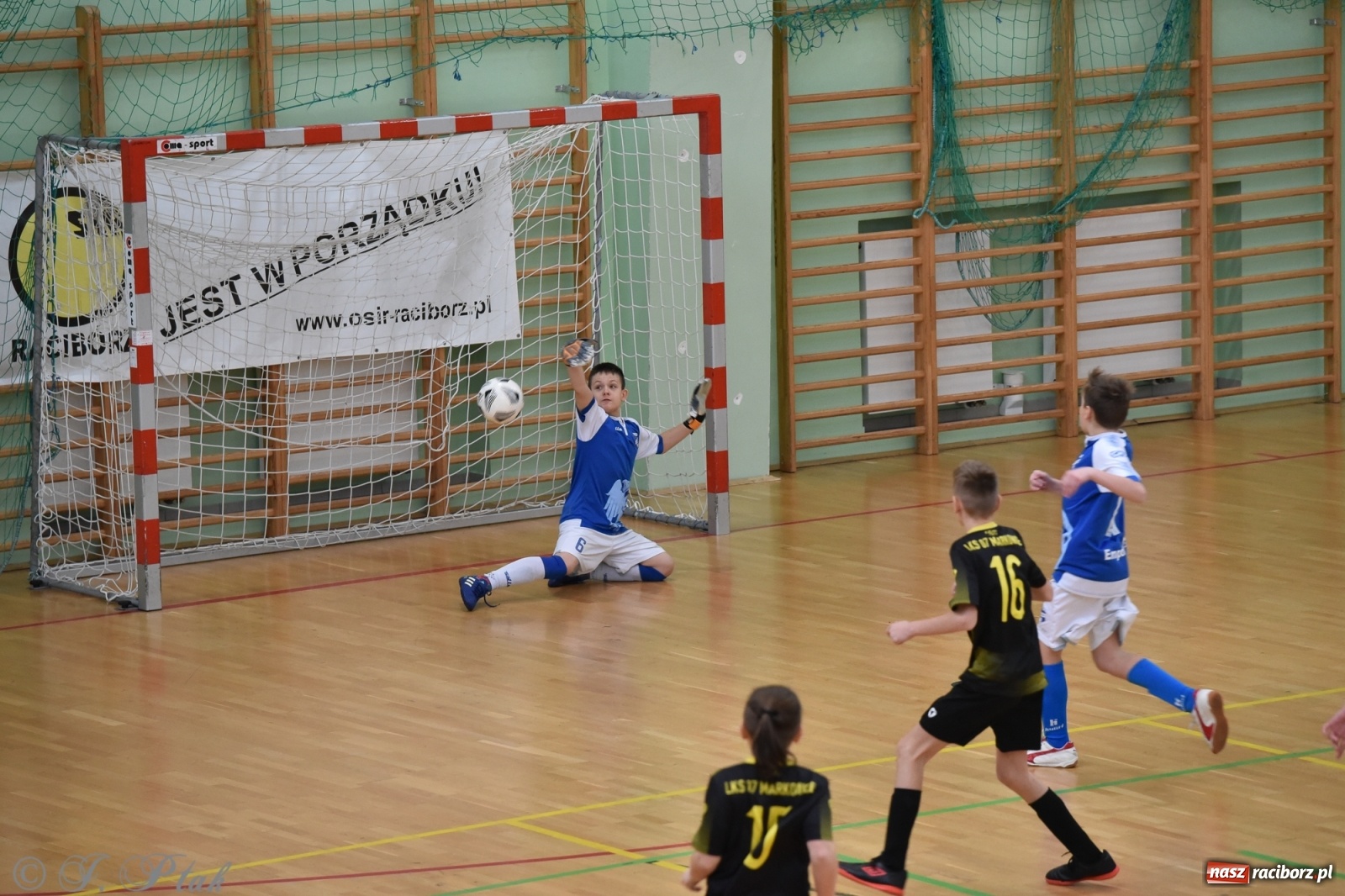 Zdjęcie w galerii na portalu naszraciborz.pl: Halowy turniej o puchar prezesa LKS 07 Markowice [FOTO] wiadomości z regionu