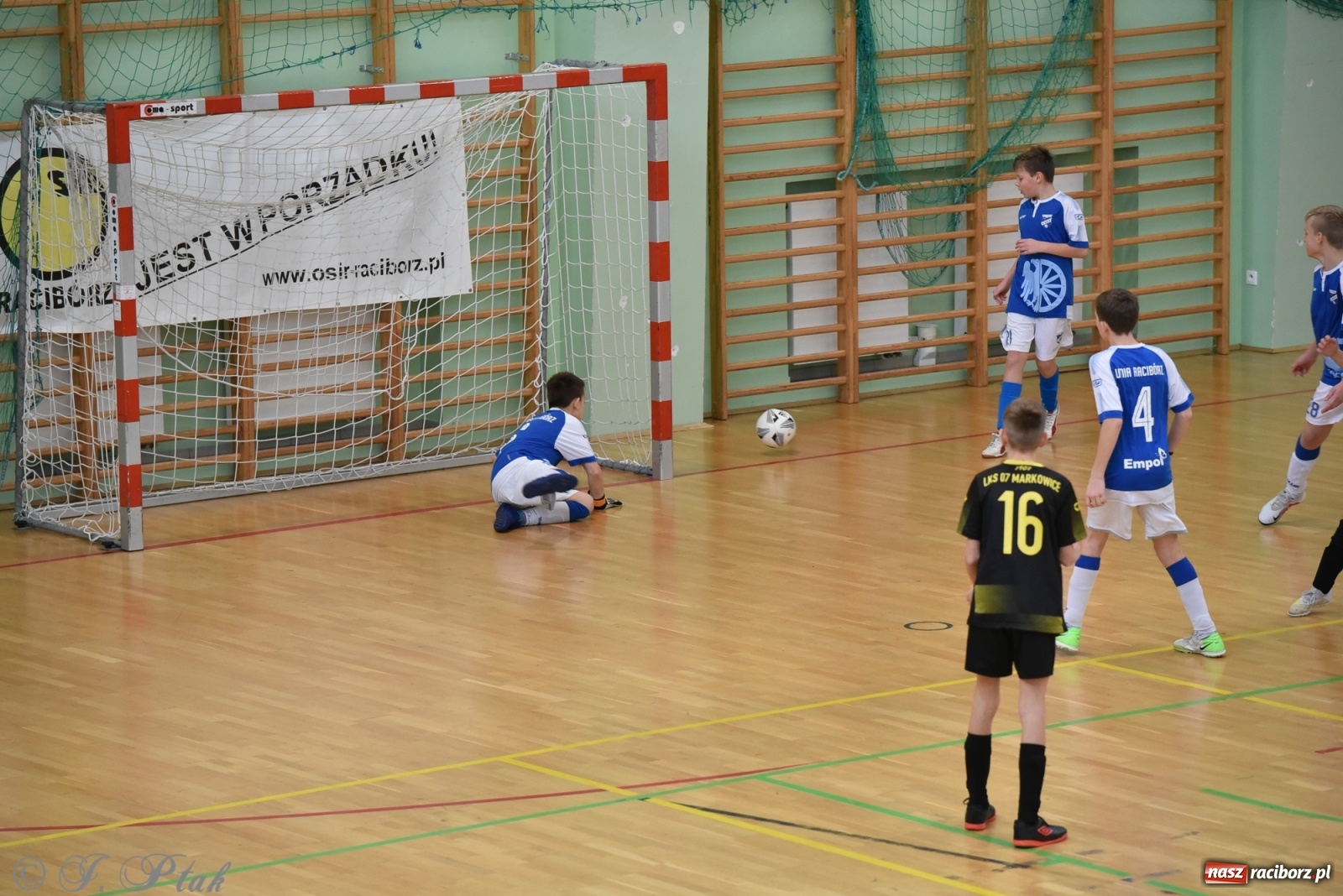 Zdjęcie w galerii na portalu naszraciborz.pl: Halowy turniej o puchar prezesa LKS 07 Markowice [FOTO] wiadomości z regionu